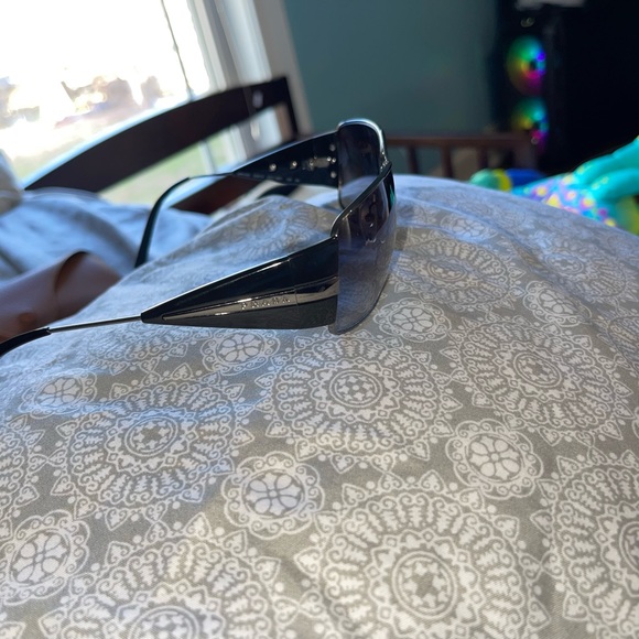 Prada sunglasses only wore a dew times - Picture 2 of 2
